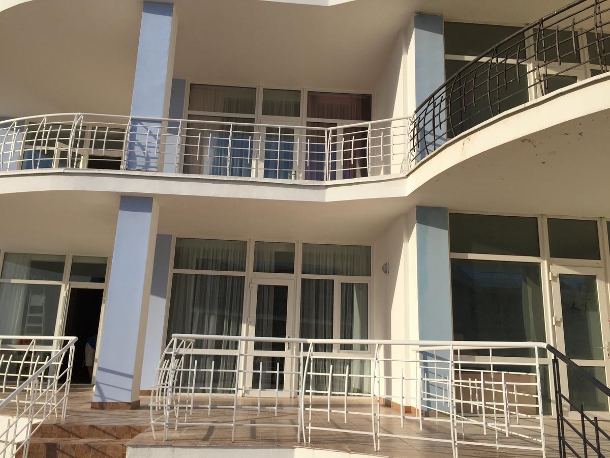 Town-House Golden Bugaz Karolino-Buhaz Exterior foto